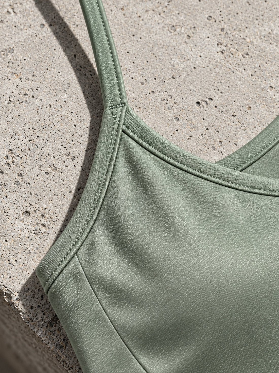 Détail des fines bretelles de la brassière Flow sauge