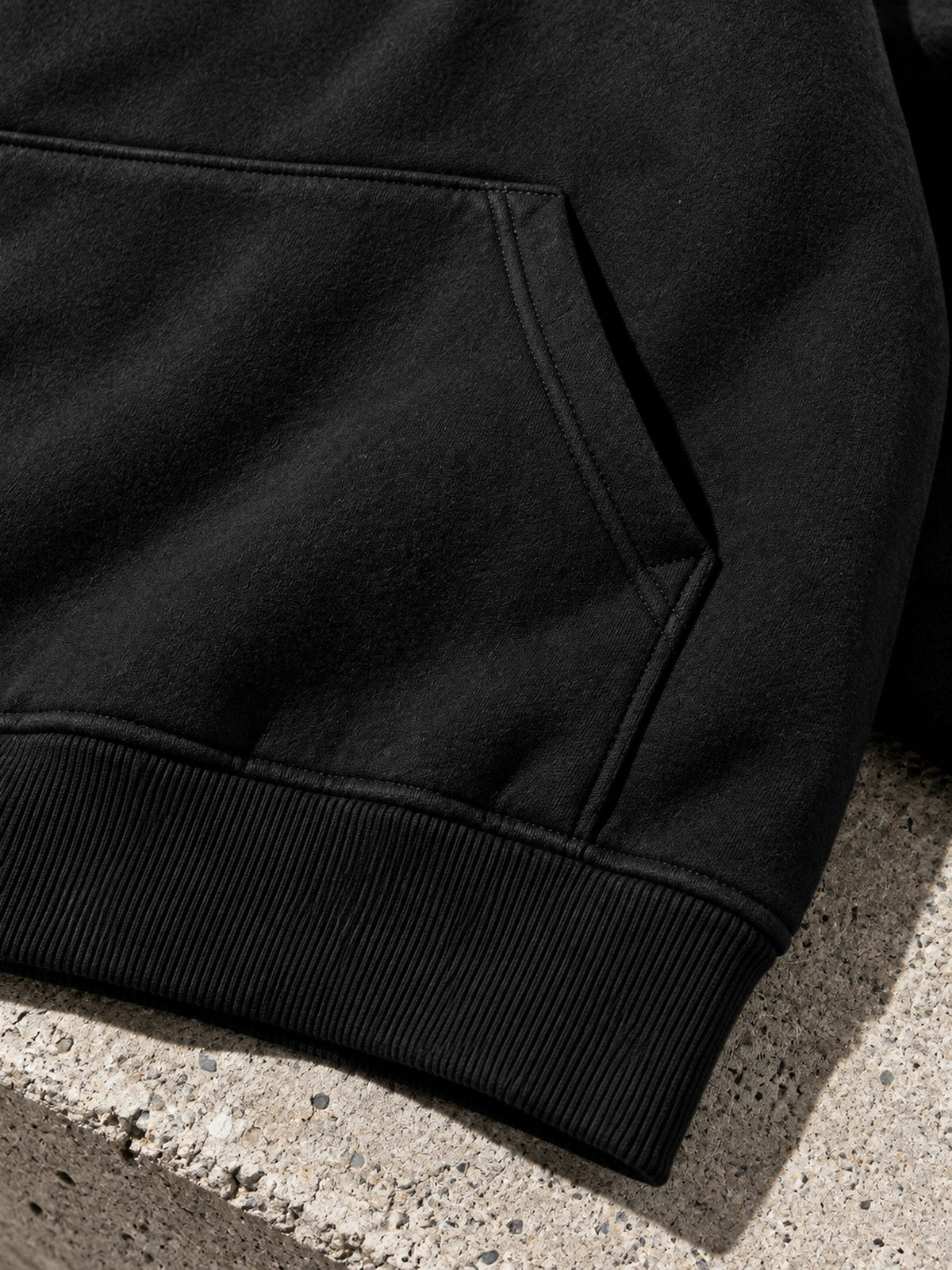 Hoodie Heavy noir, poche kangourou et bord-côte