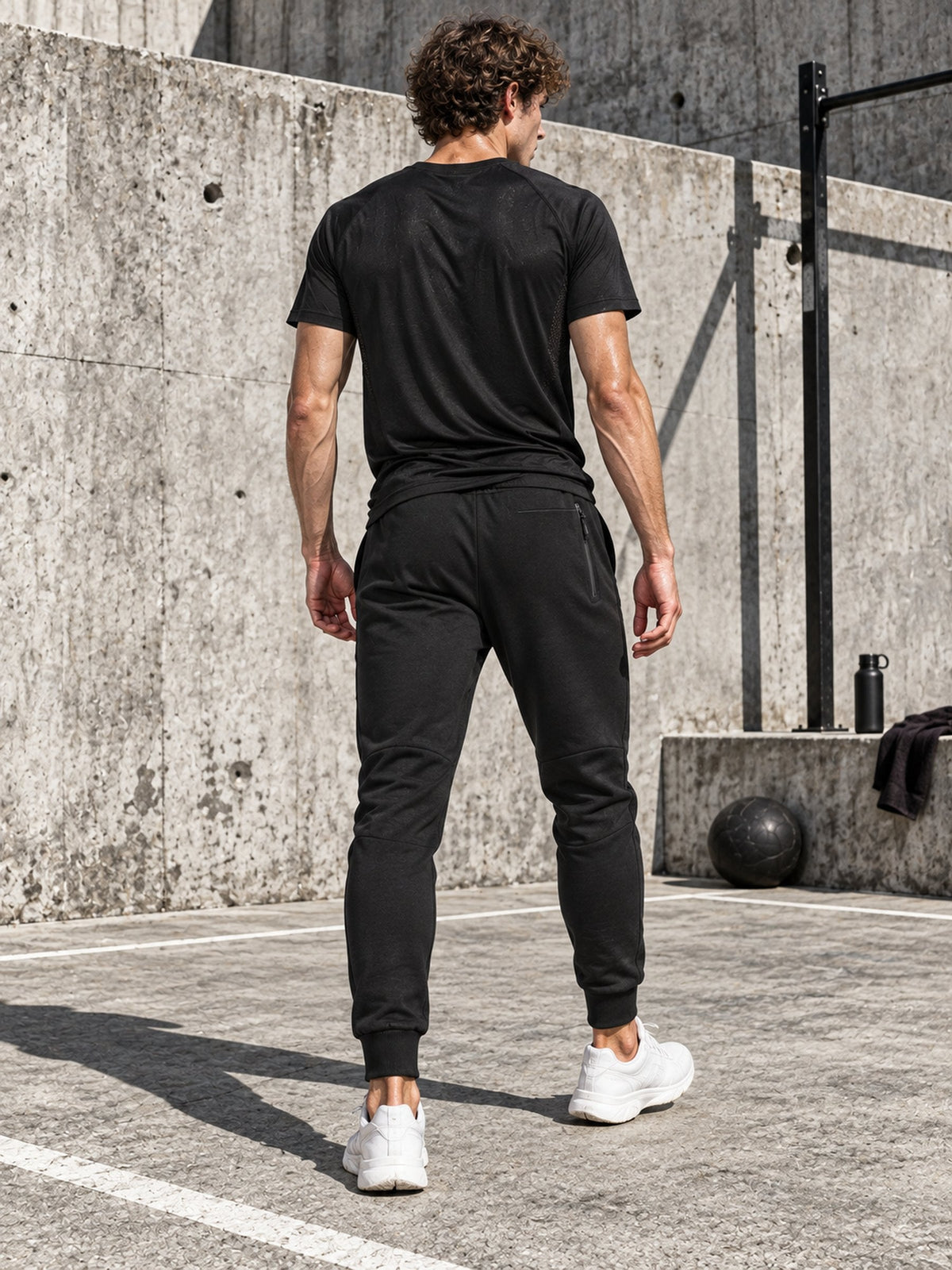 Jogger Tech Fleece noir porté de dos